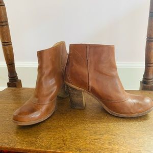 Timberland Pull On Leather Heeled Ankle Boots, 8